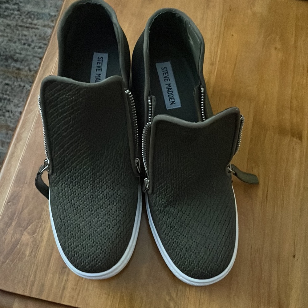 Sneakers - Picture 2 of 6